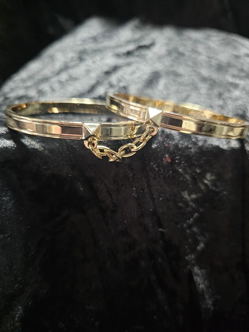 Gold Women's Linked Bangle Bracelet - Elegant Chain Detail